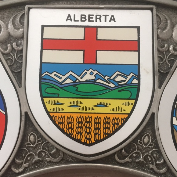 Vintage Collector's Plate Of Canada With Flags of The Canadian Provinces - Picture 10 of 17